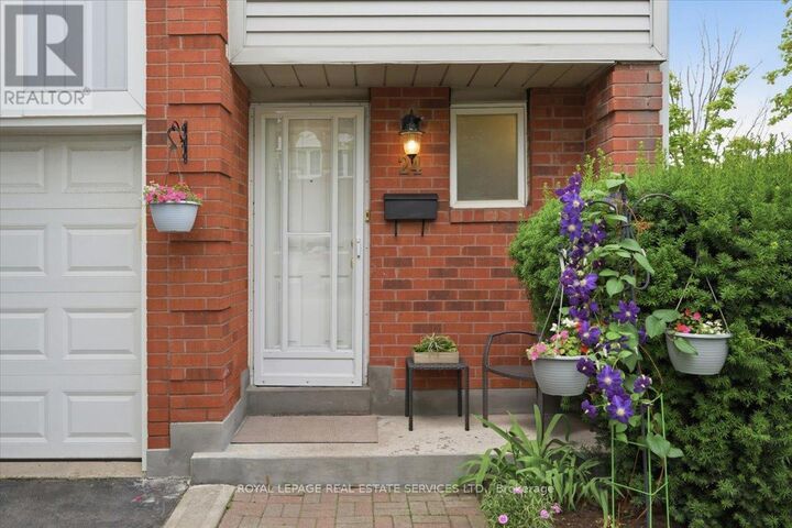 Property Photo: 4605 Donegal Drive 24 ON L5M 4X7