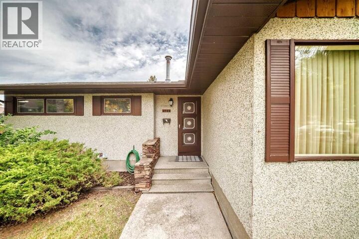 Property Photo: 2022 Redwood Crescent Southeast AB T2B 1R7