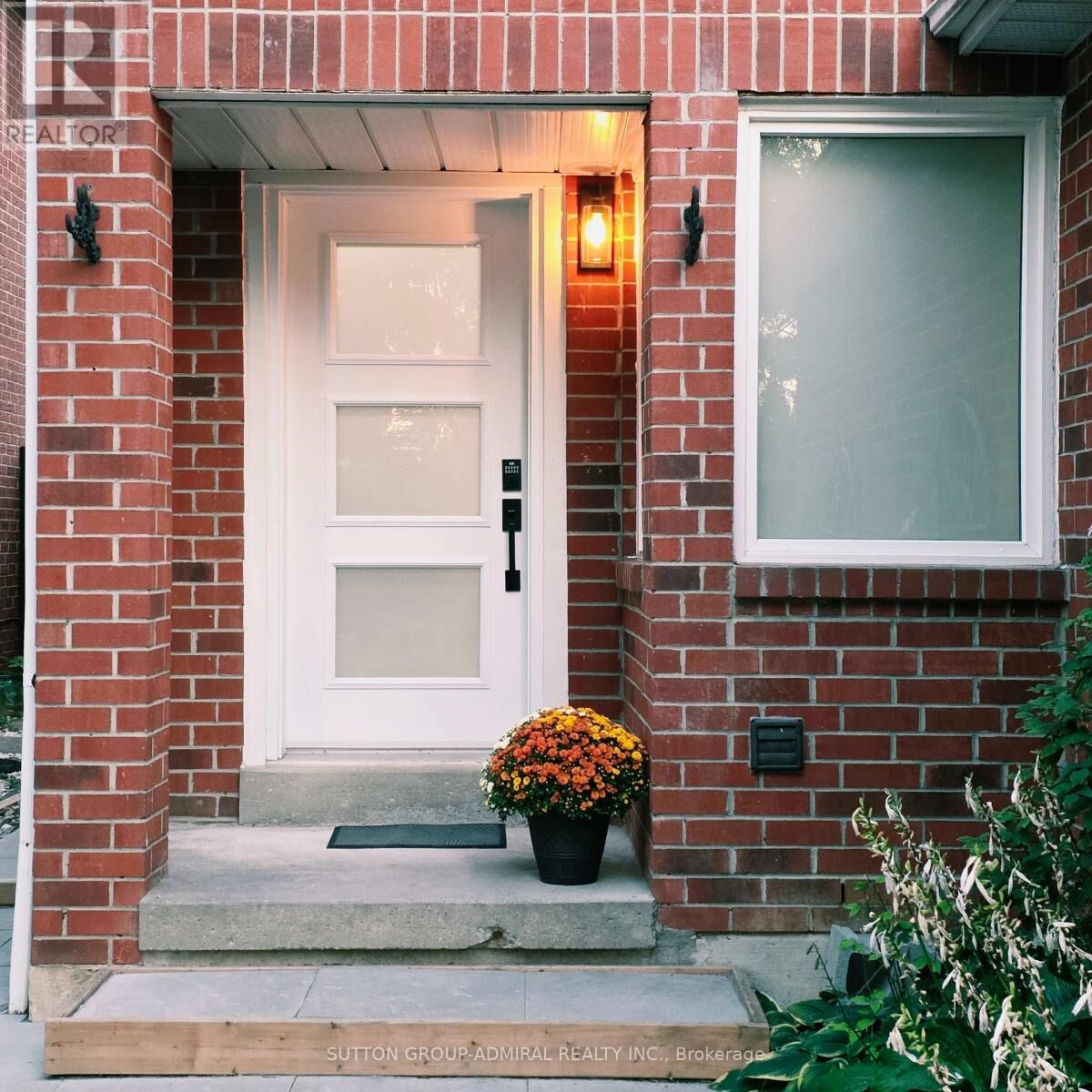 Property Photo:  33 Tresher Court  ON L1T 2N3 