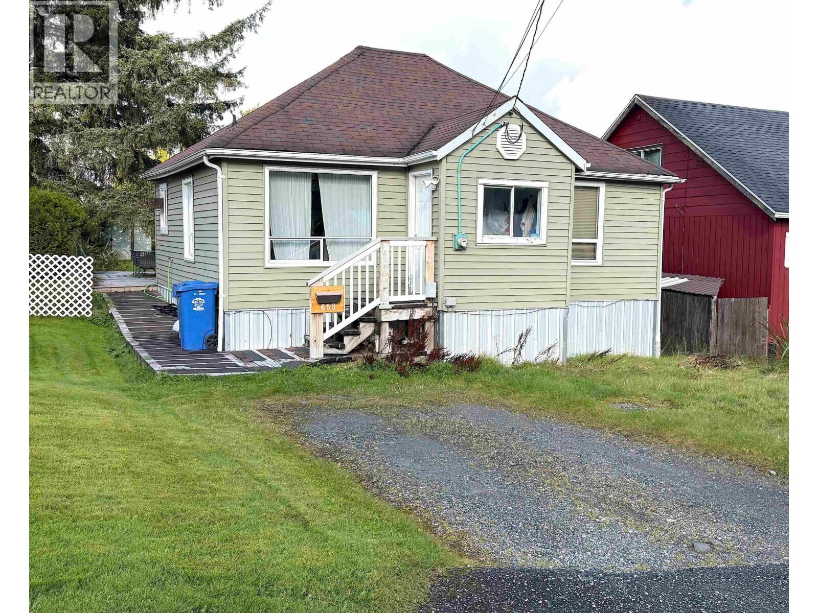 Property Photo:  653 8th Avenue  BC V8J 2N1 