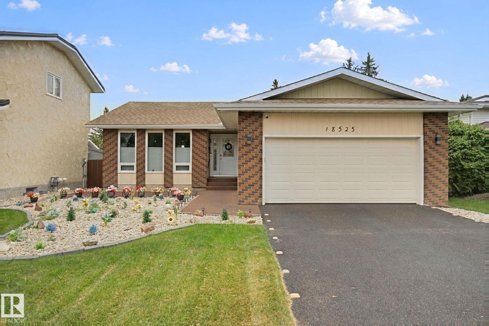 Property Photo:  18525 86A Avenue NW  AB T5T 1J5 