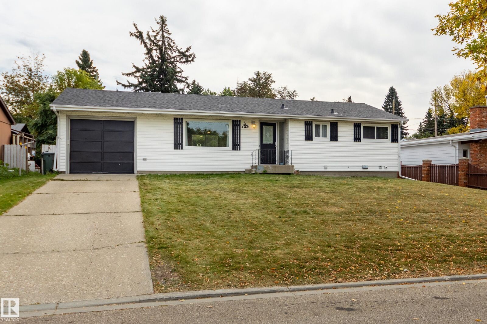Property Photo:  103 Acacia Court  AB T8A 1K7 
