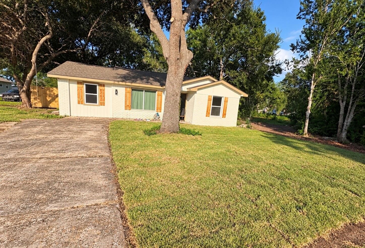 Property Photo:  462 Avenue B  TX 77456 