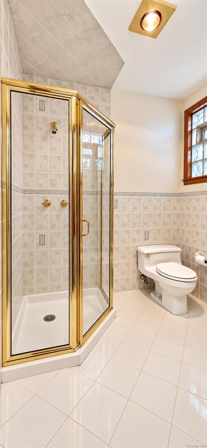 Property Photo:  12 Balfour Street 3  NY 10305 