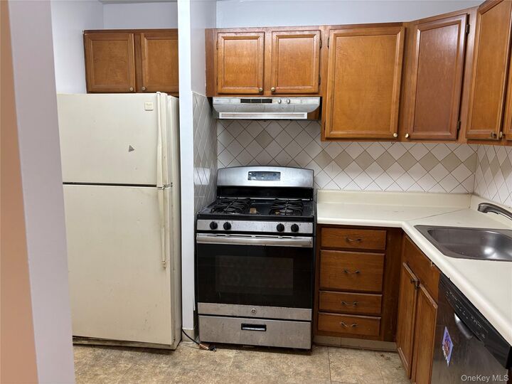 Property Photo: 2 Bay Club Drive 10M NY 11360