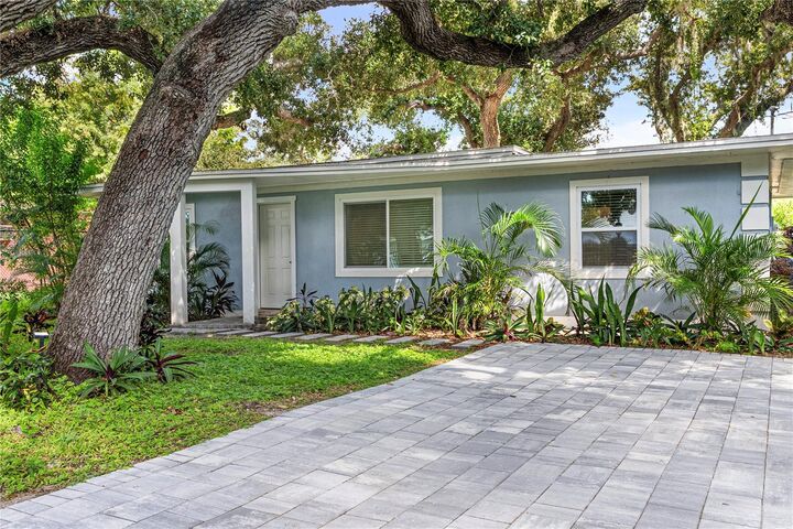 Property Photo:  1112 Sunset Avenue  FL 34275 