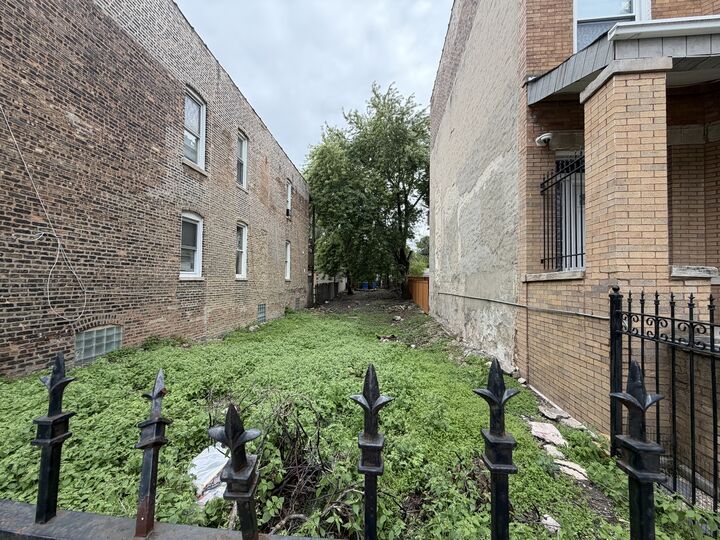 Property Photo:  3031 W Lexington Street  IL 60612 