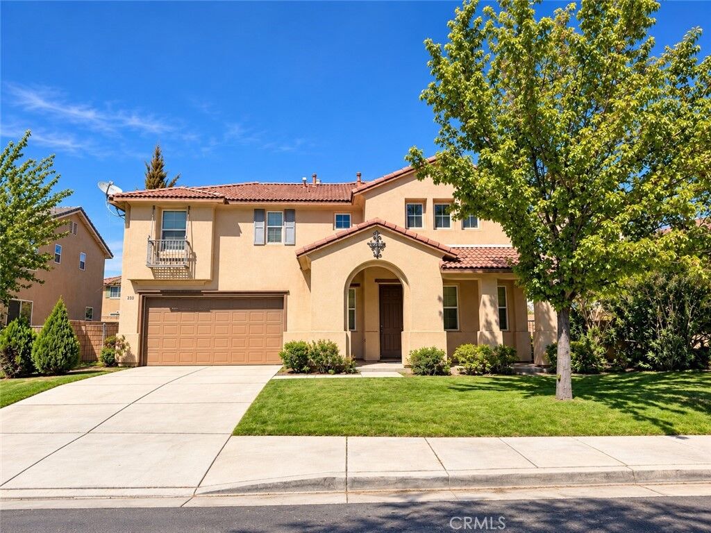 Property Photo:  2233 Avenida Del Mar  CA 93535 