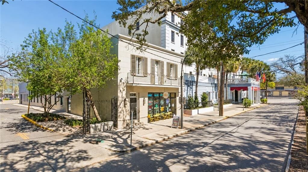 Property Photo: 427 Esplanade Avenue 103 LA 70116