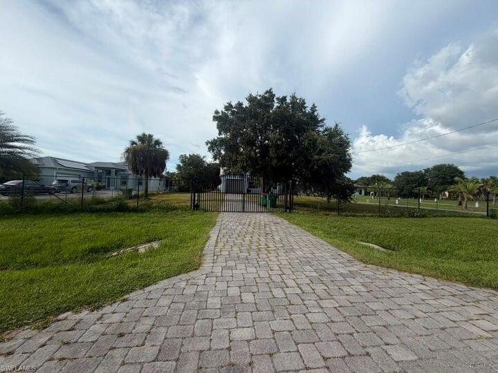Property Photo: 2783 2nd Ave SE FL 34117
