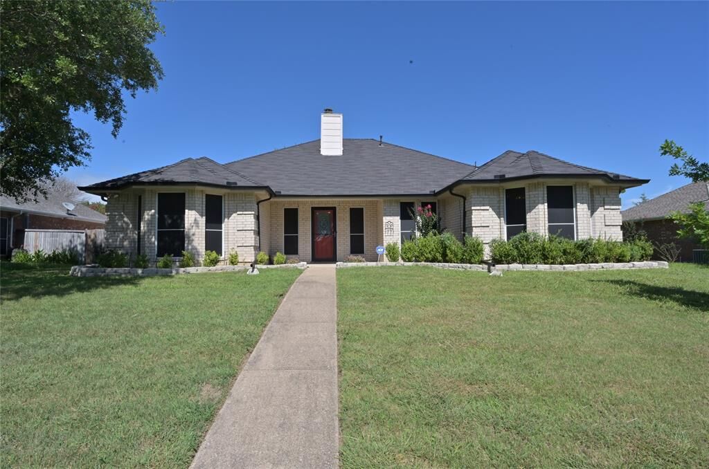 Property Photo: 211 Barbara Way TX 75154