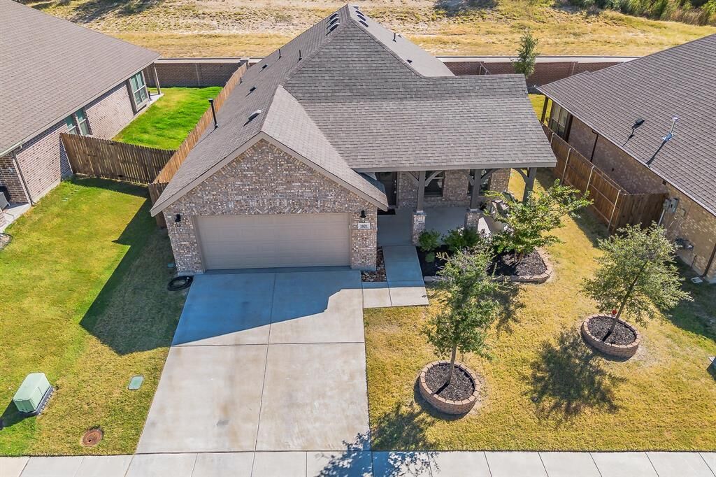 Property Photo: 1821 Abelia Lane TX 76086