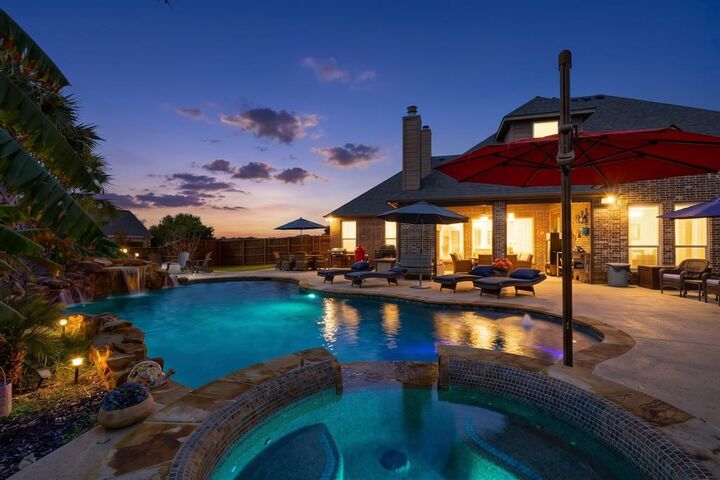 Property Photo: 5020 Lindy Court TX 76065