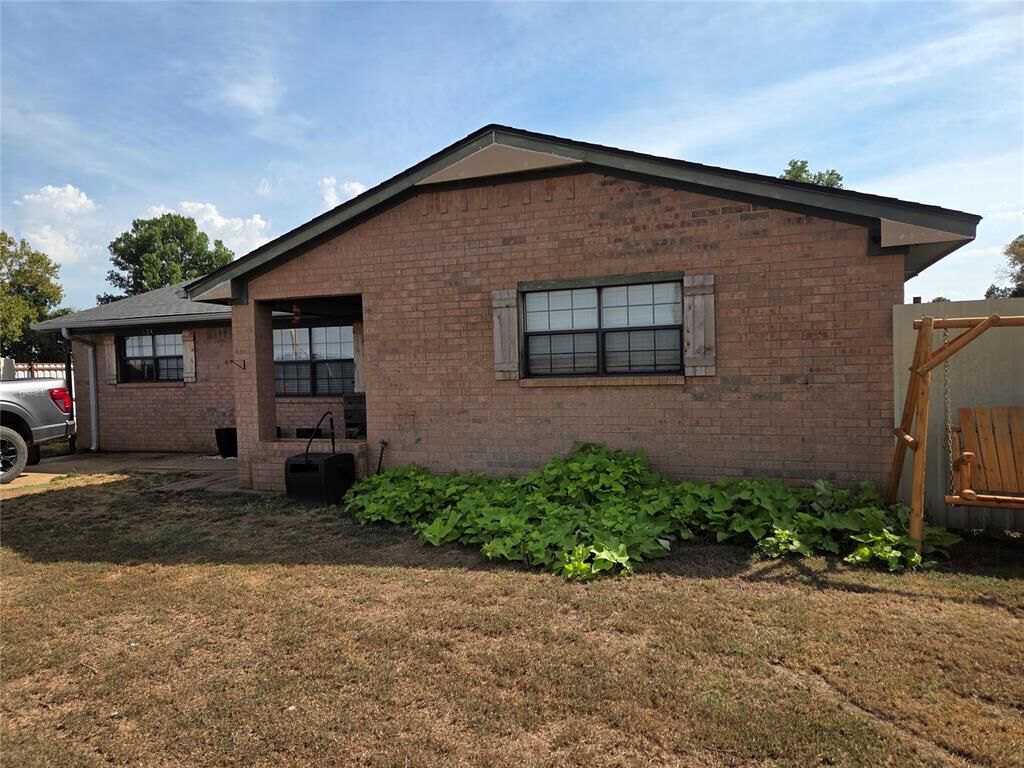 Property Photo:  124 E Gardner Street  OK 73075 