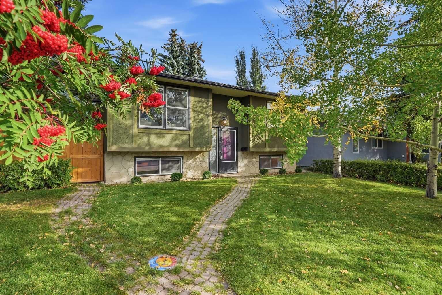 Property Photo:  256 Silverview Way NW  AB T3B 3K3 
