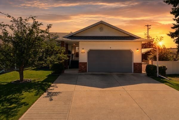 Property Photo:  5217 50 Avenue  AB T4J 1R9 