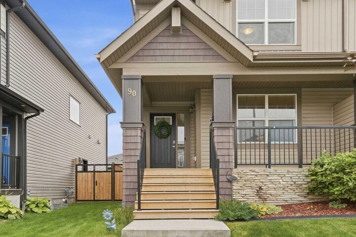 Property Photo:  90 Hillcrest Close SW  AB T4B 4T9 