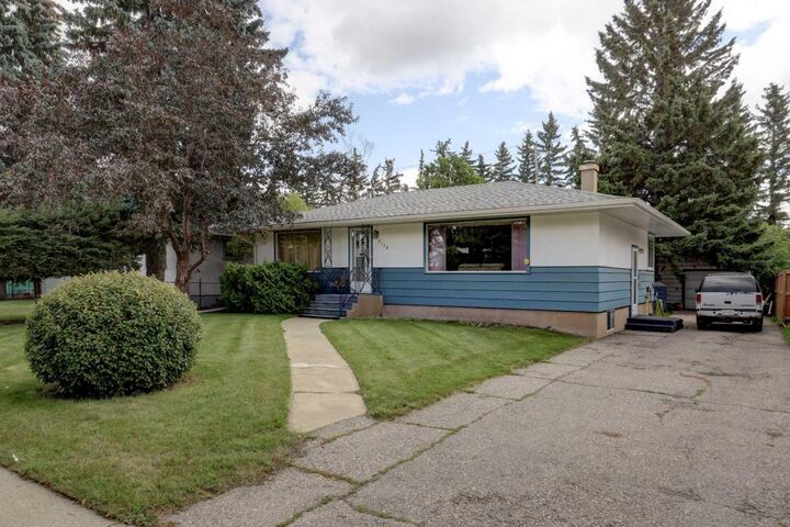 Property Photo:  2119 Halifax Crescent NW  AB T2M 4C8 