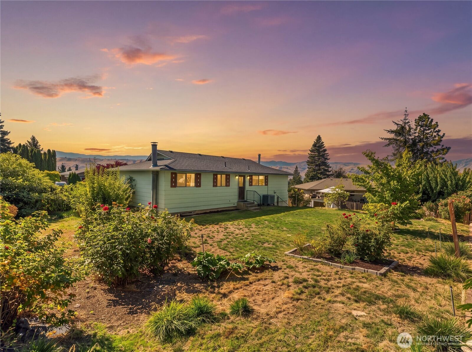 Property Photo: 1711 7th Street NE WA 98802