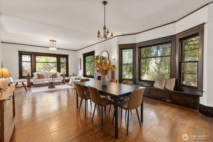 Property Photo:  4918  Greenwood Avenue N  WA 98103 