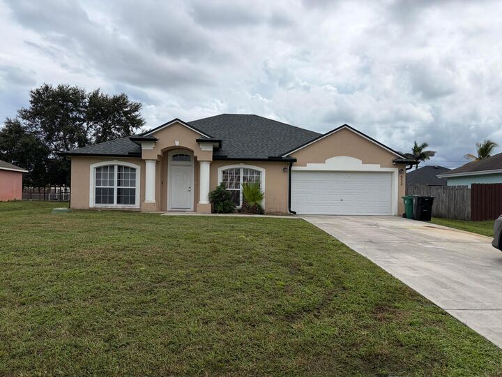 Property Photo:  932 SW McElroy Avenue  FL 34953 
