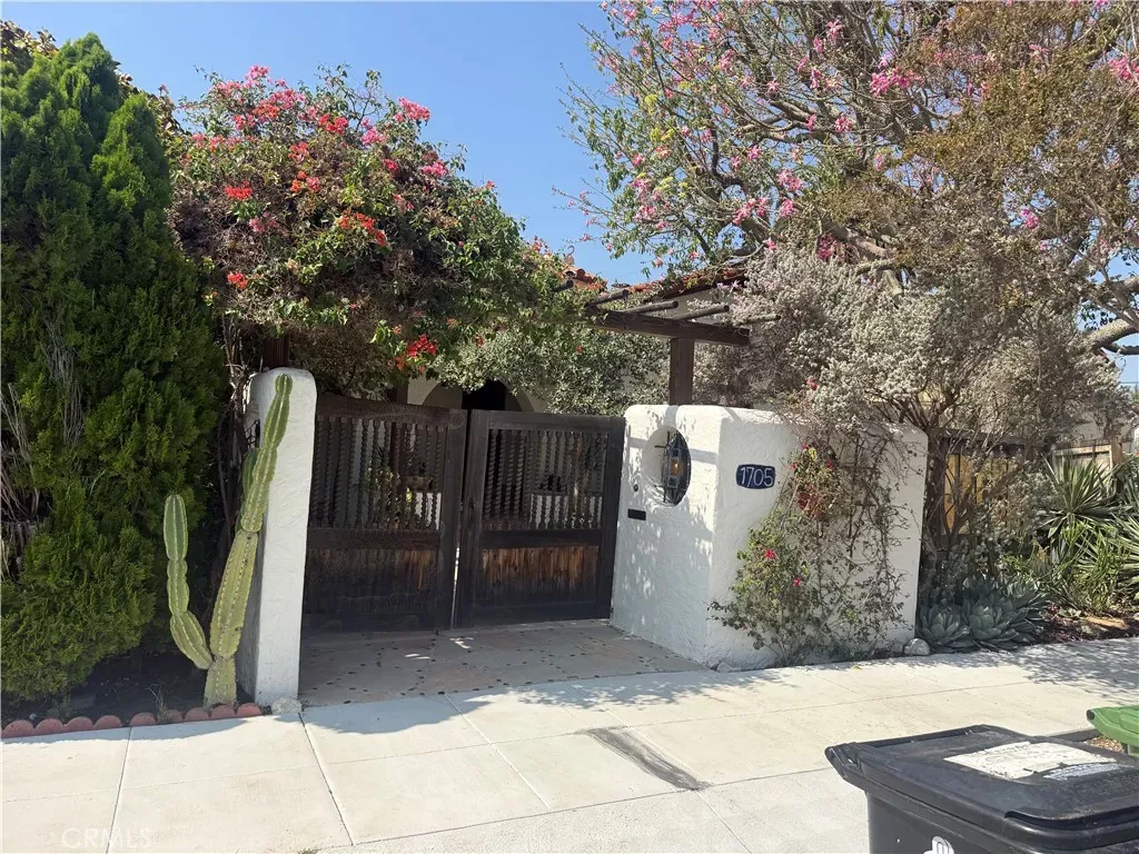Property Photo:  1705 S Genesee  CA 90019 