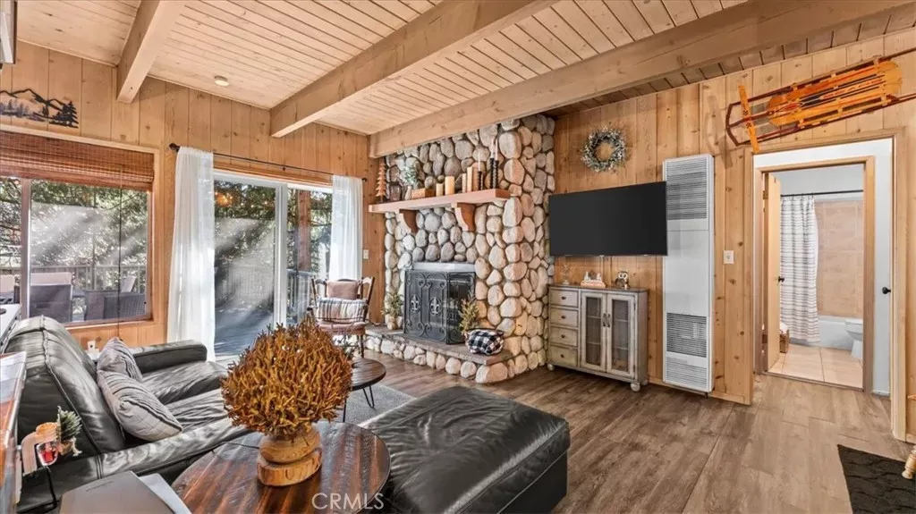 Property Photo:  613 E Victoria Court  CA 92352 