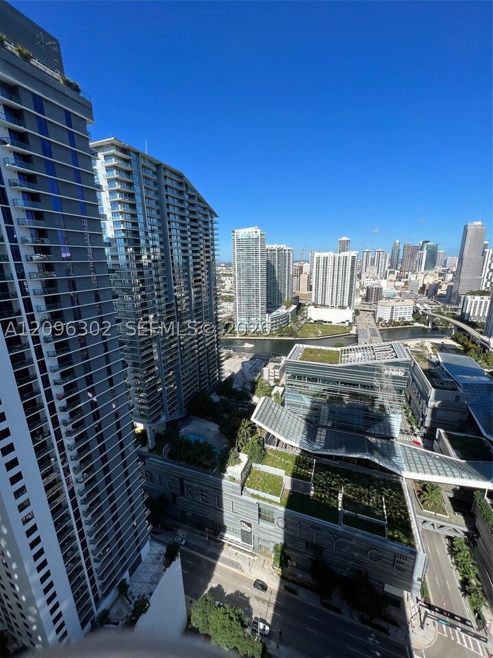 Property Photo:  45 SW 9th St 3709  FL 33130 