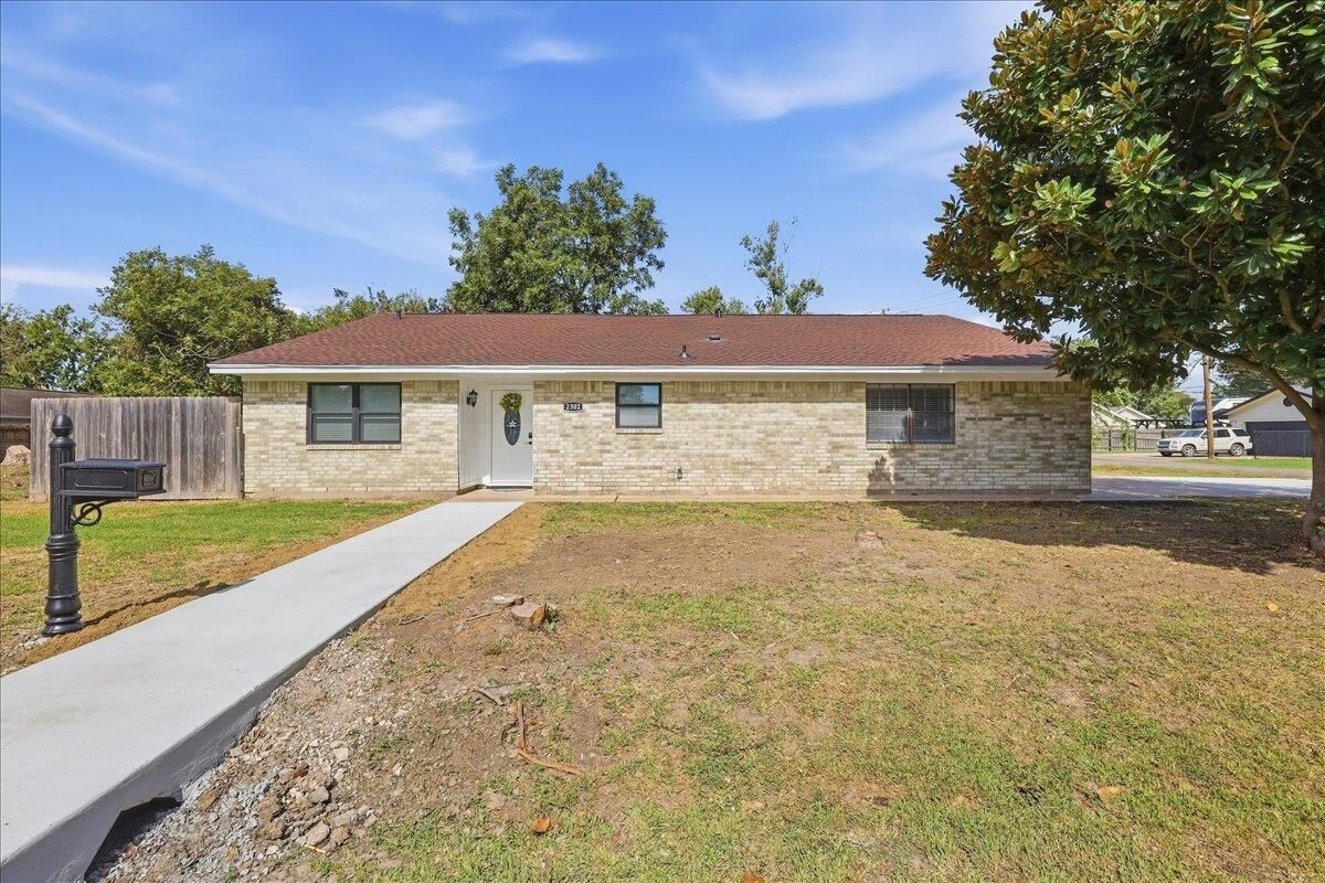 Property Photo: 2302 9th St TX 77651