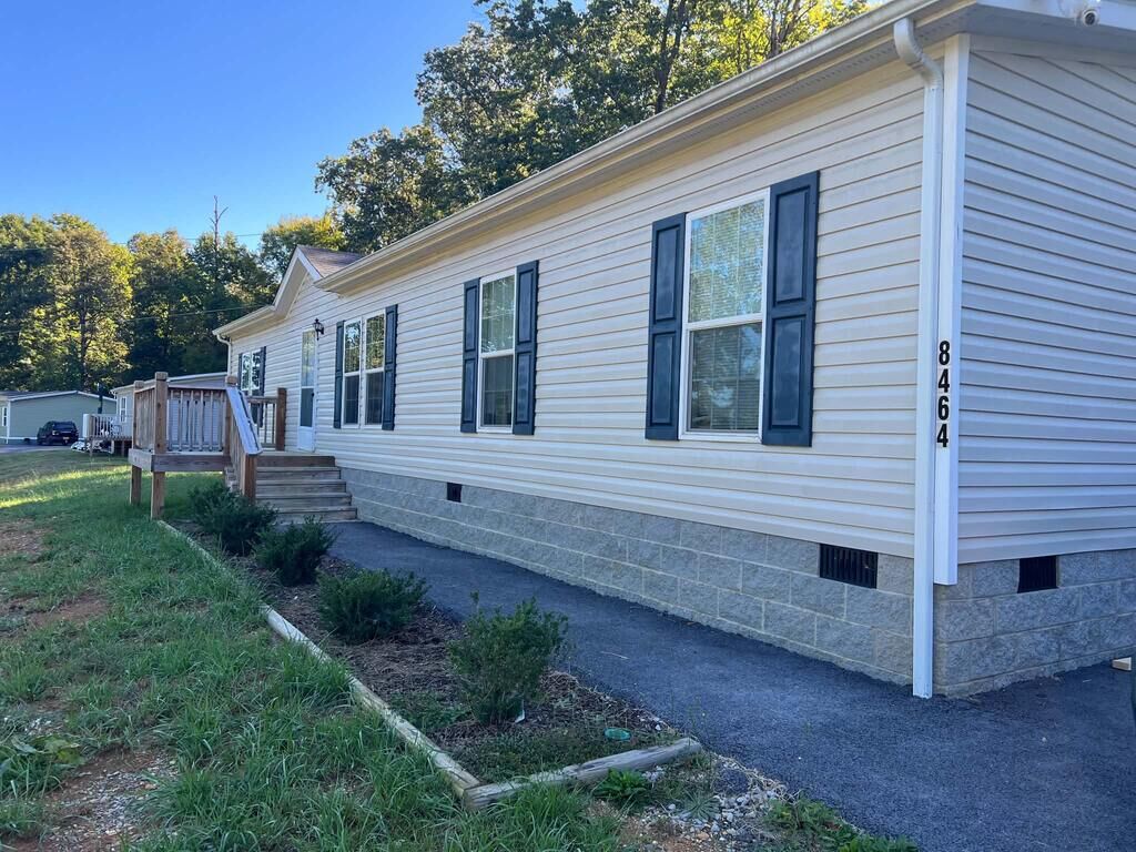 Property Photo: 8464 Reedy Creek Rd VA 24202