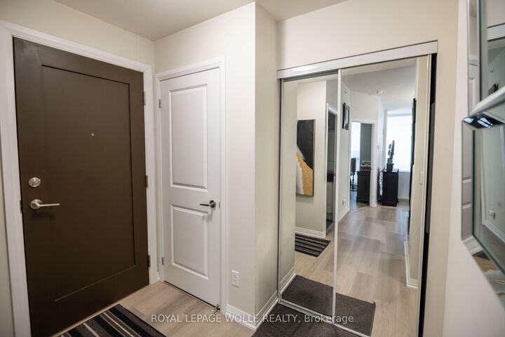 Property Photo:  75 Eglinton Avenue W 1601  ON L5R 0E5 