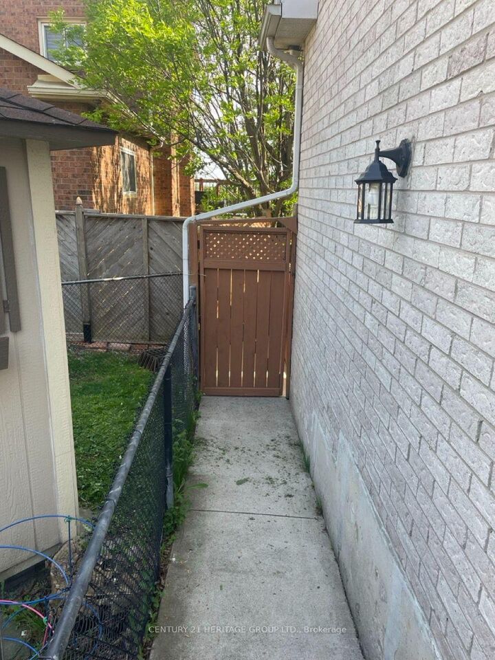 Property Photo:  6586 Snow Goose Lane Bsmt  ON L5N 5H4 