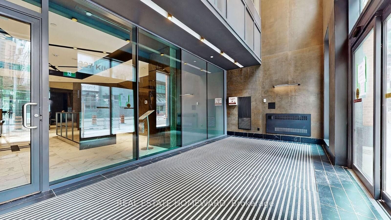 Property Photo:  327 King Street W 2903  ON M5V 0W7 