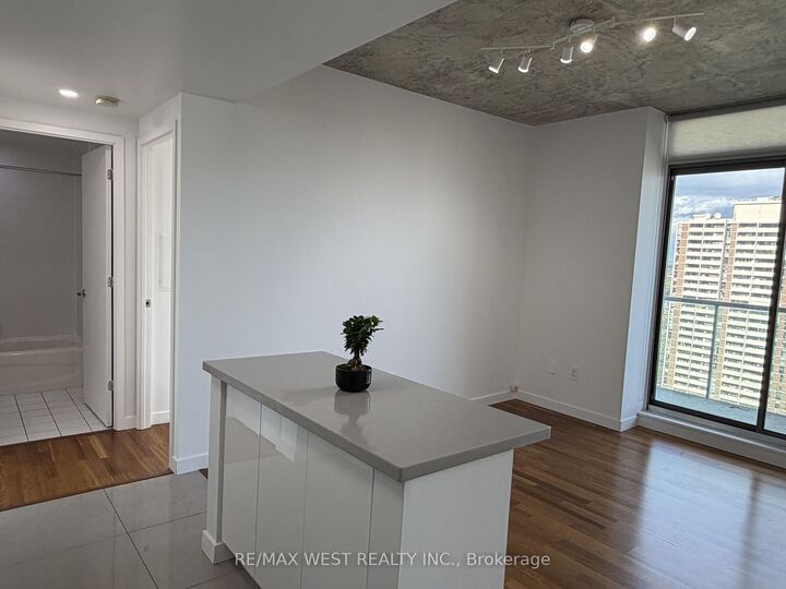 Property Photo:  281 Mutual Street 2408  ON M4Y 3C4 