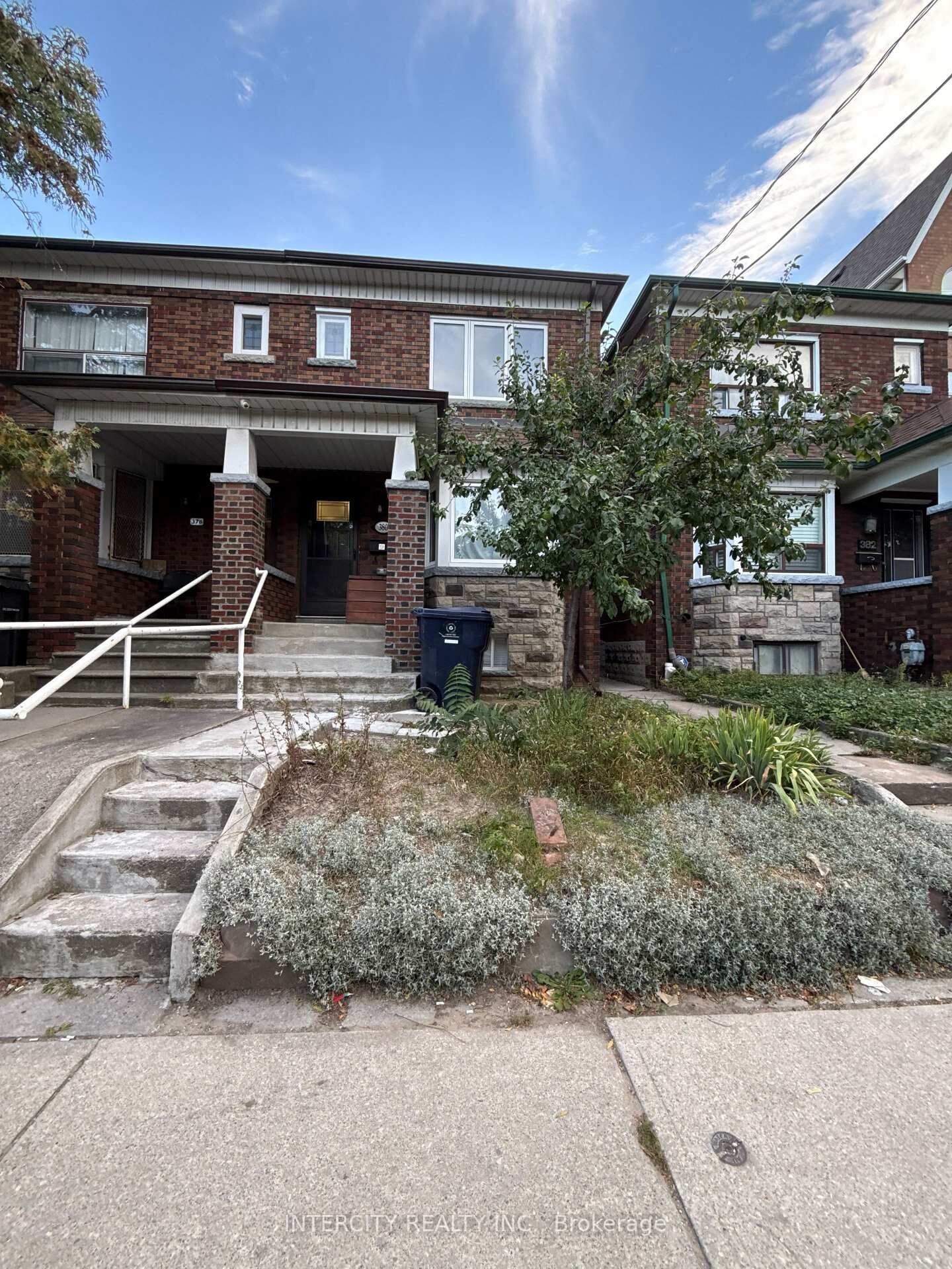 Property Photo:  380 Clinton Street Upper  ON M6G 2Z2 