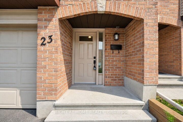 Photo de la propriété: 23 Lightfoot Place 33 ON K2L 3M6