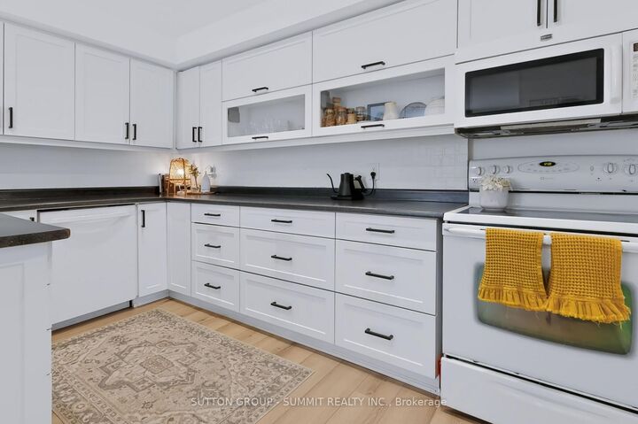 Property Photo:  4018 Longmoor Drive 16  ON L7L 1X2 