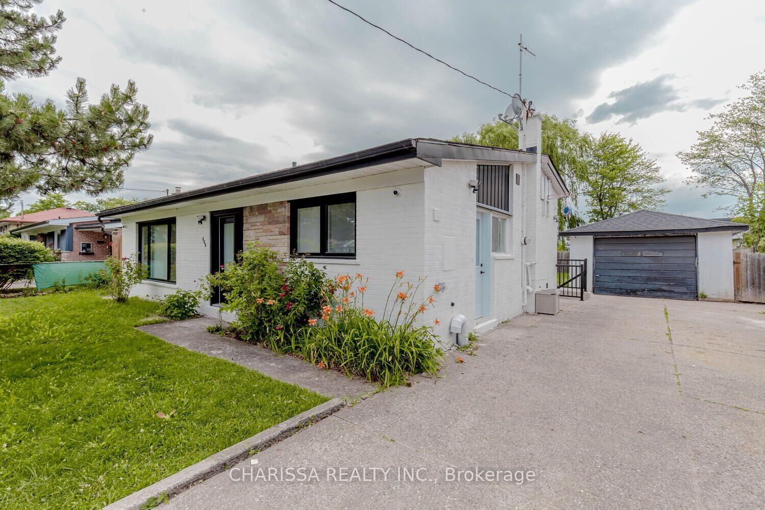 Property Photo:  523 Pinegrove Road Upper  ON L6K 2C2 