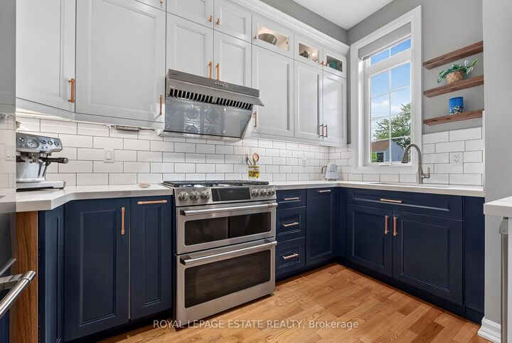 Property Photo:  2112 Dundas Street E  ON M4L 1N1 