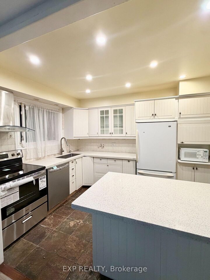 Property Photo:  119 Ingleside Drive Upper  ON N2M 2G9 