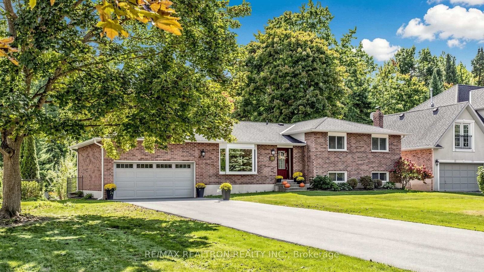 Property Photo:  19 Amberglen Court  ON L9N 1J6 