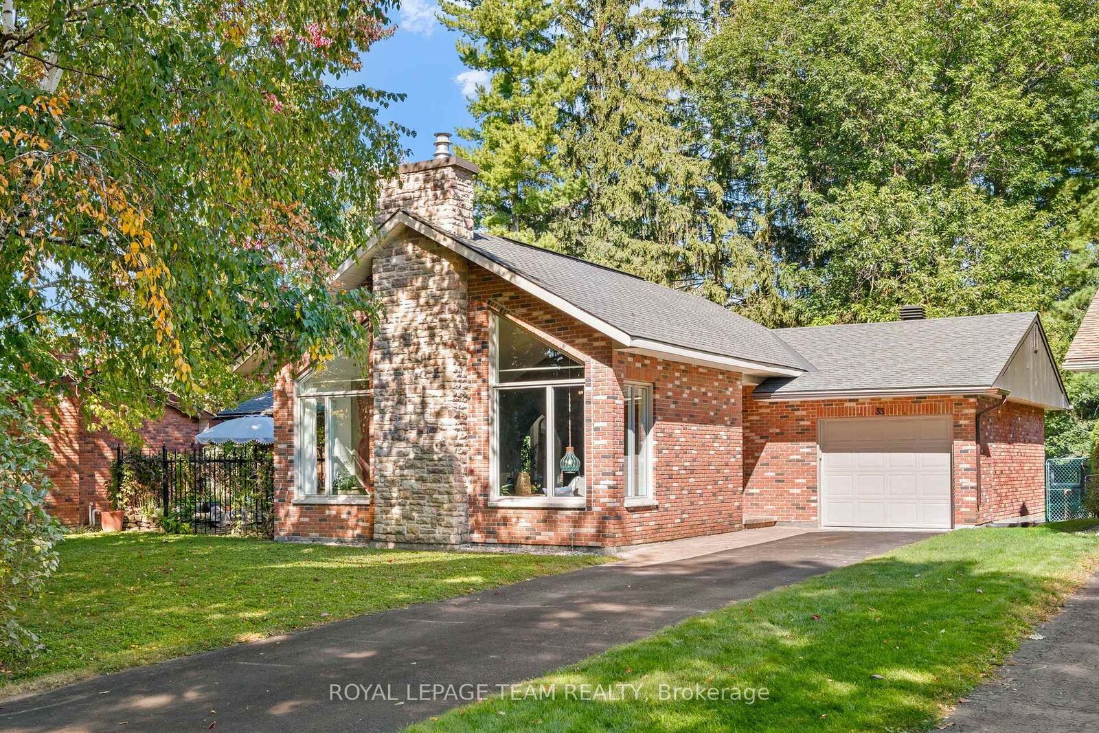 Property Photo:  33 Rutherford Crescent  ON K2K 1N1 