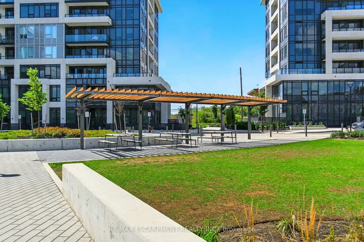 Property Photo:  3240 William Coltson Avenue 820  ON L6H 8C8 