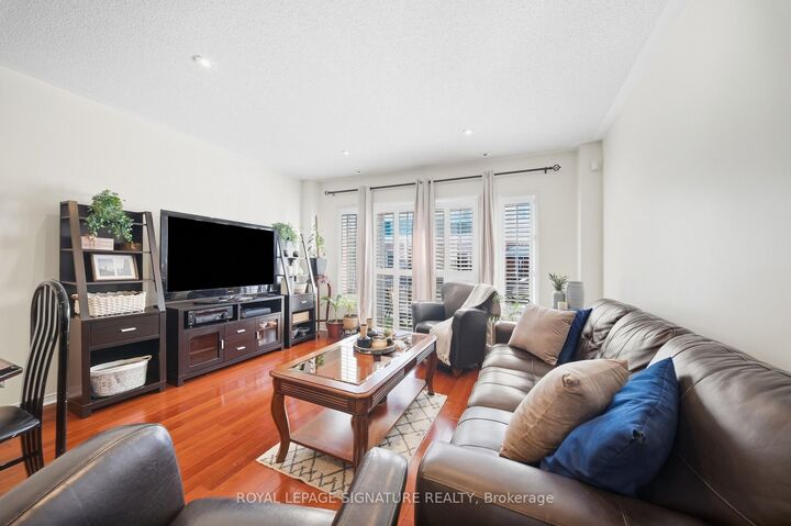 Property Photo:  83 Mondeo Drive 552  ON M1P 5B6 