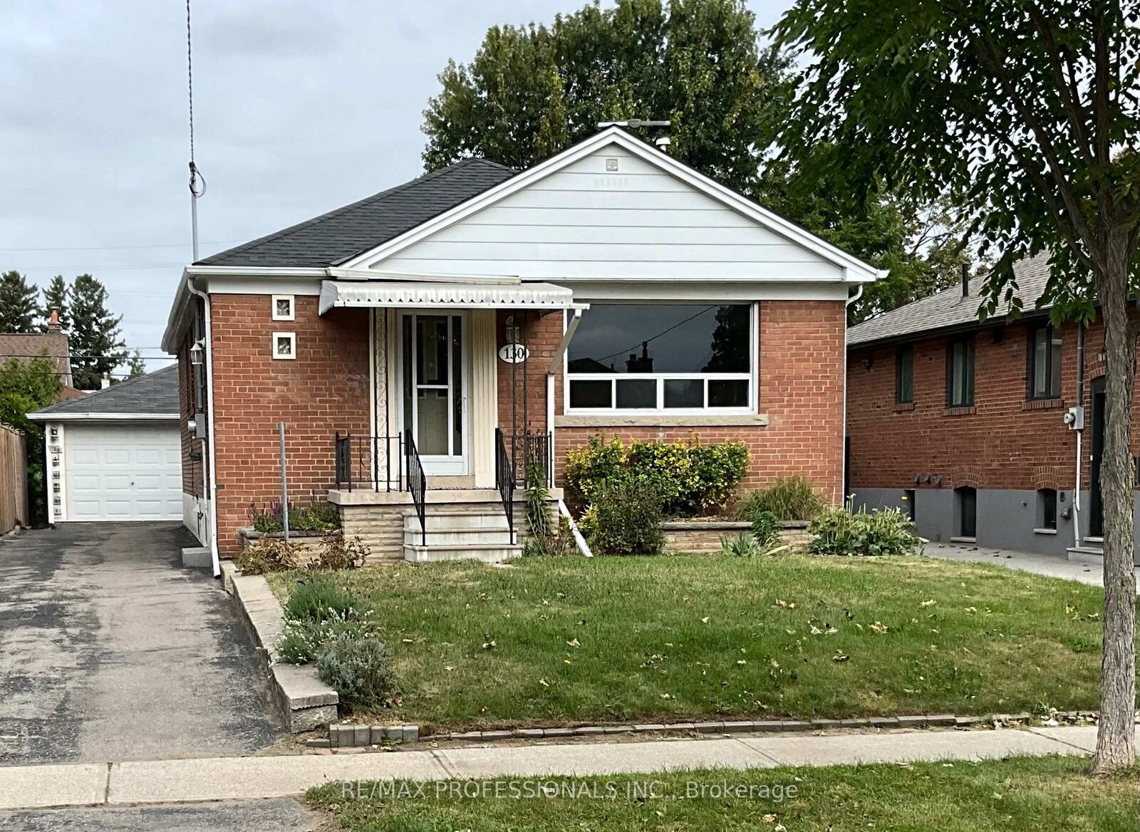 Property Photo:  130 Yorkview Drive  ON M8Z 2G4 