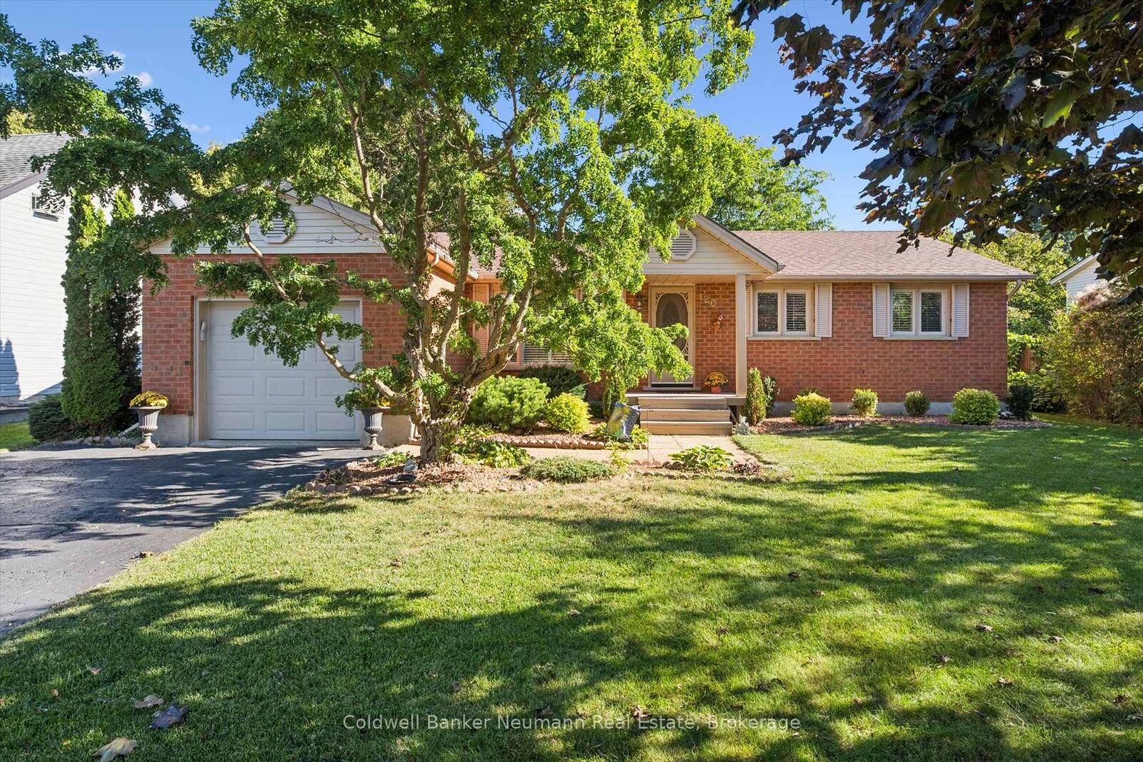 Property Photo:  120 Landrex Boulevard  ON N0B 2K0 