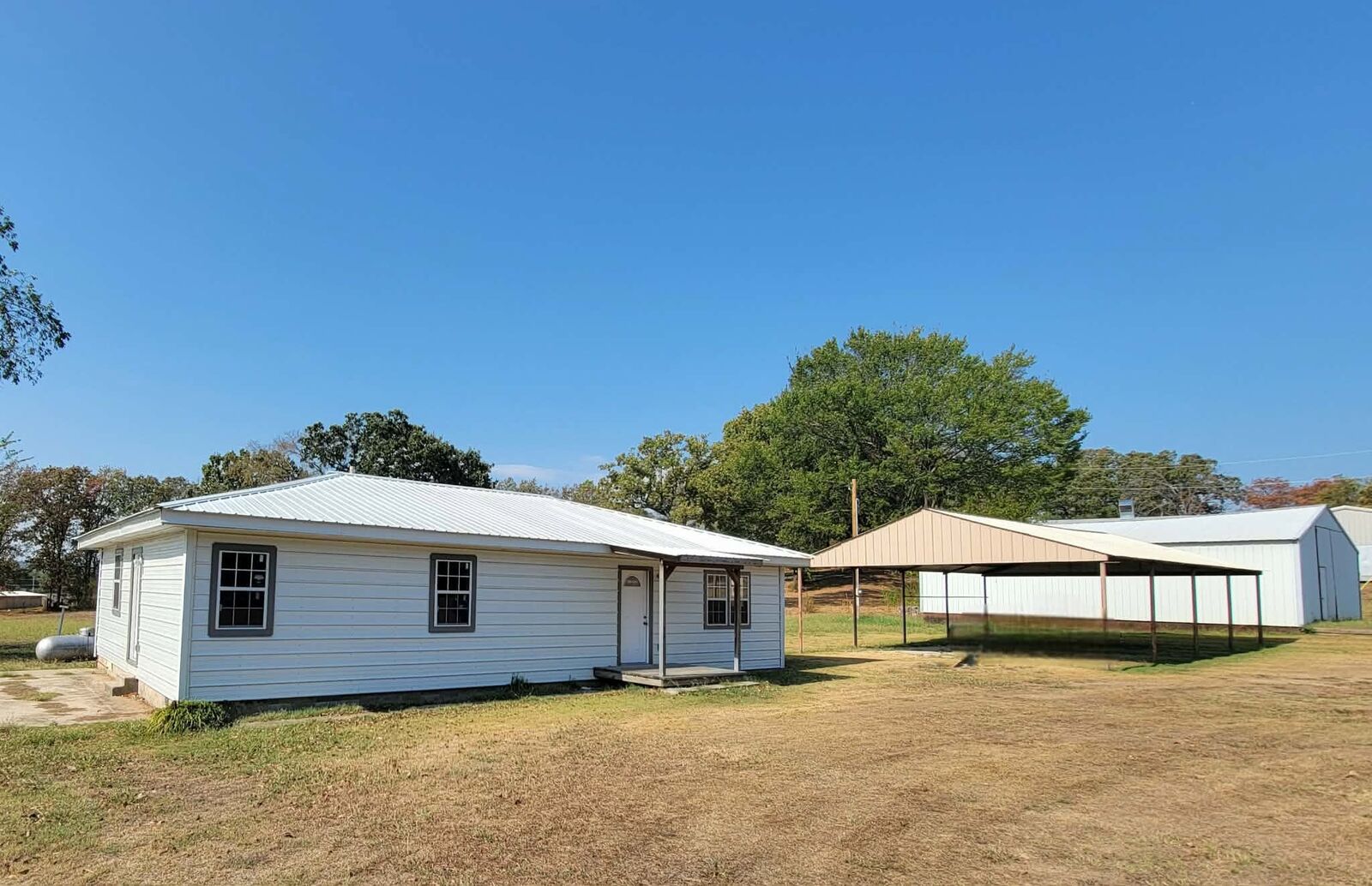 Property Photo: 3540 E Cherokee Avenue OK 74955