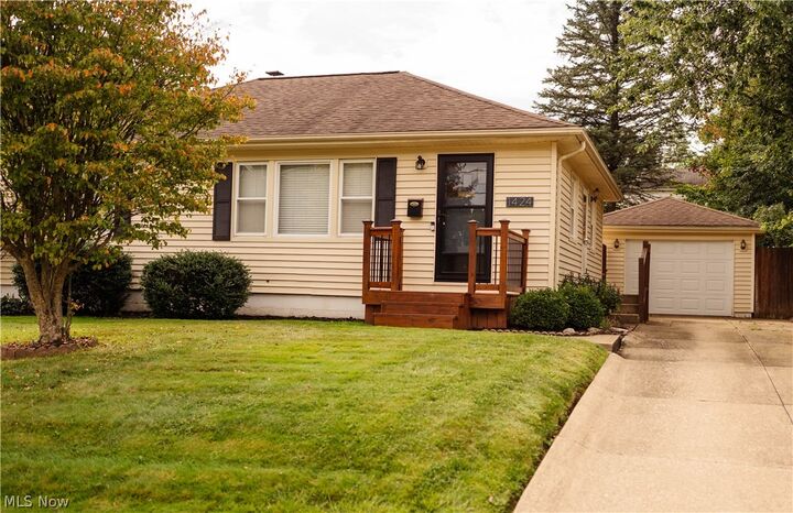 Property Photo: 1424 Maple Street OH 44203