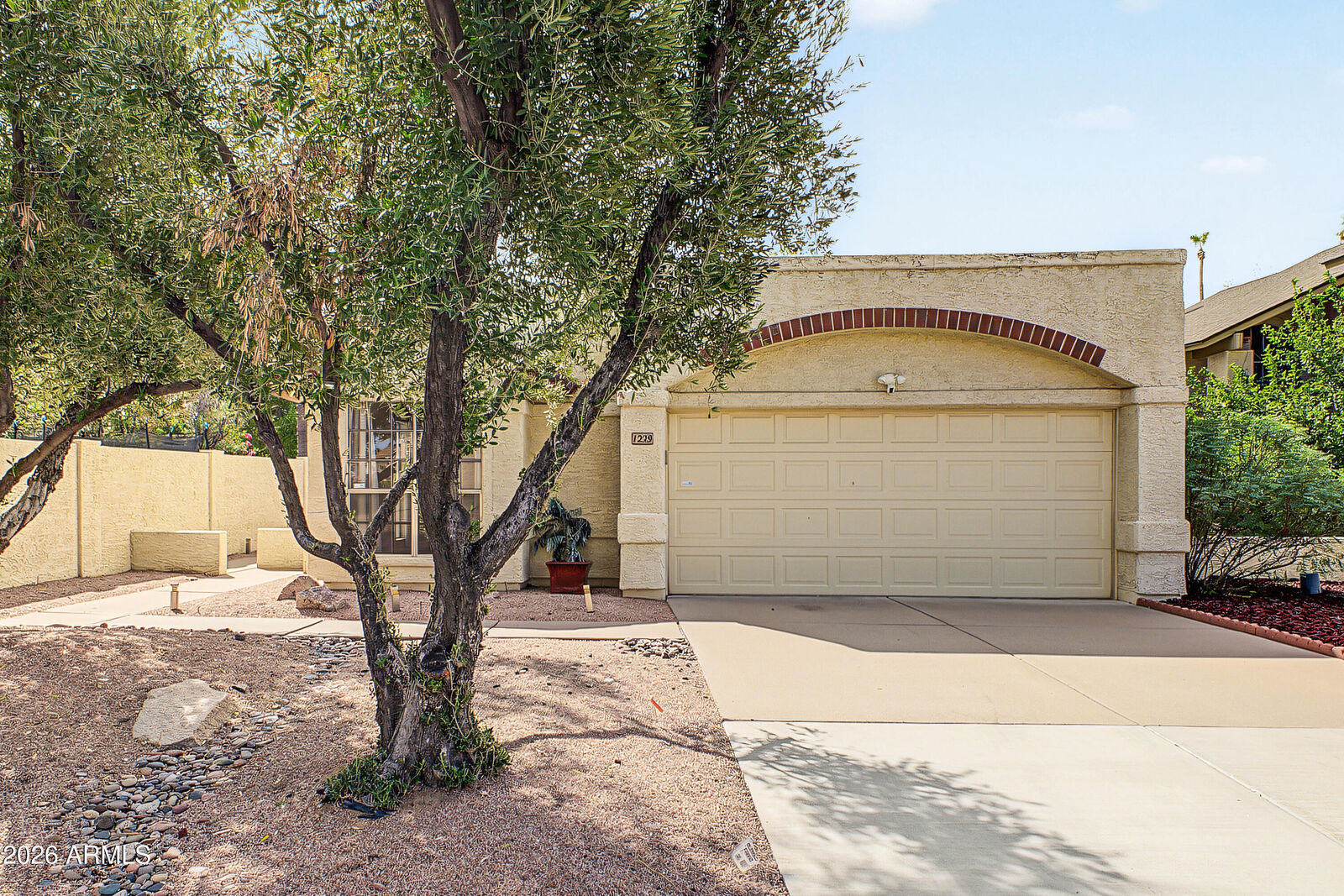 Property Photo:  1229 W Calle Del Norte --  AZ 85224 
