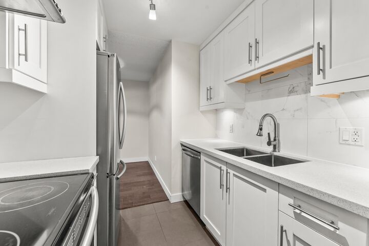 Property Photo:  1611 E 3rd Avenue 203  BC V5N 1H1 